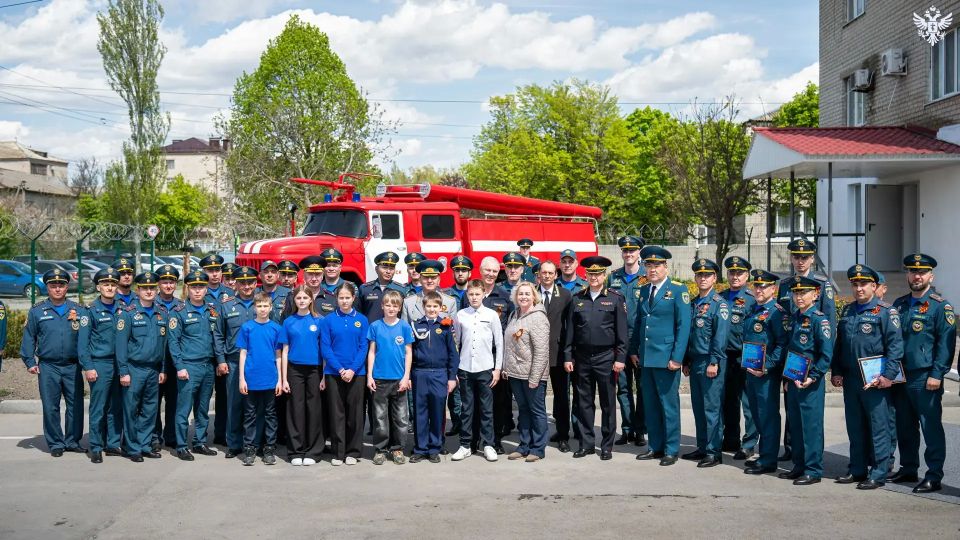 В Геническе установили монумент легендарной пожарной автоцистерны В Геническе установили монумент легендарной пожарной автоцистерны