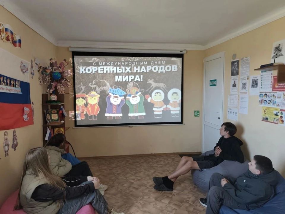 В Тавричанской библиотеке ко Дню коренных народов прошел час общения «Мы — жители многонационального края» В Тавричанской библиотеке ко Дню коренных народов прошел час общения «Мы — жители многонационального края»