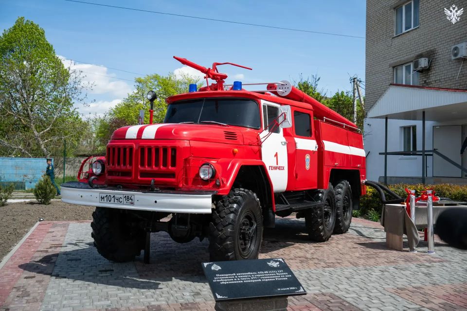В Геническе установили монумент легендарной пожарной автоцистерны В Геническе установили монумент легендарной пожарной автоцистерны