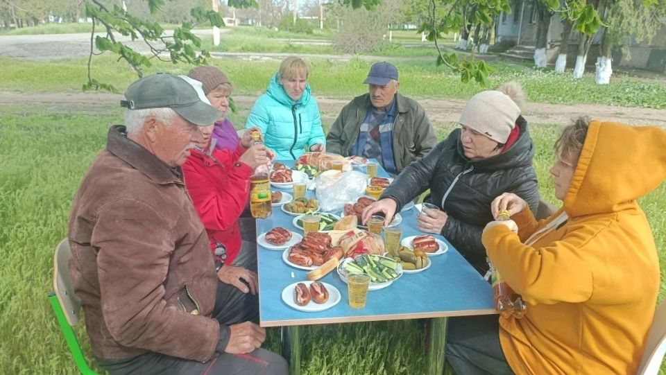 Тематический пикник «Праздник весны и труда на зелёном ковре» организовали в Богдановском сельском клубе Тематический пикник «Праздник весны и труда на зелёном ковре» организовали в Богдановском сельском клубе