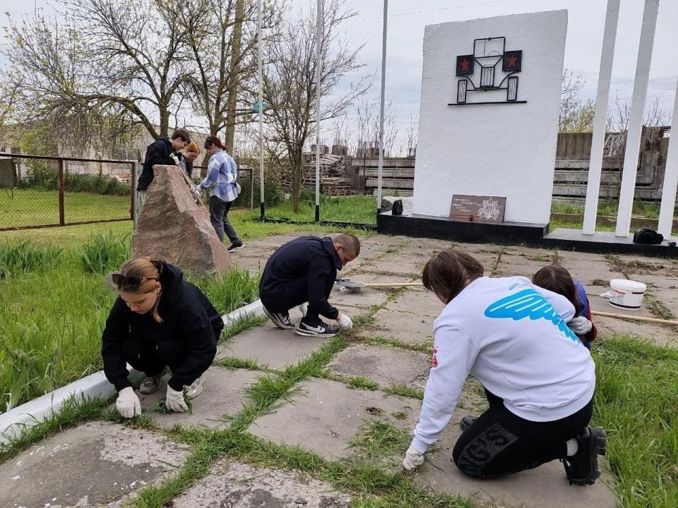 В Геническе в праздник Весны и Труда команда активистов провела субботник у памятника воинам-водителям В Геническе в праздник Весны и Труда команда активистов провела субботник у памятника воинам-водителям