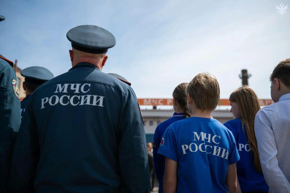 В Геническе установили монумент легендарной пожарной автоцистерны В Геническе установили монумент легендарной пожарной автоцистерны