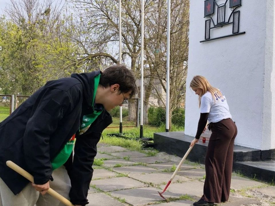 В Геническе в праздник Весны и Труда команда активистов провела субботник у памятника воинам-водителям В Геническе в праздник Весны и Труда команда активистов провела субботник у памятника воинам-водителям