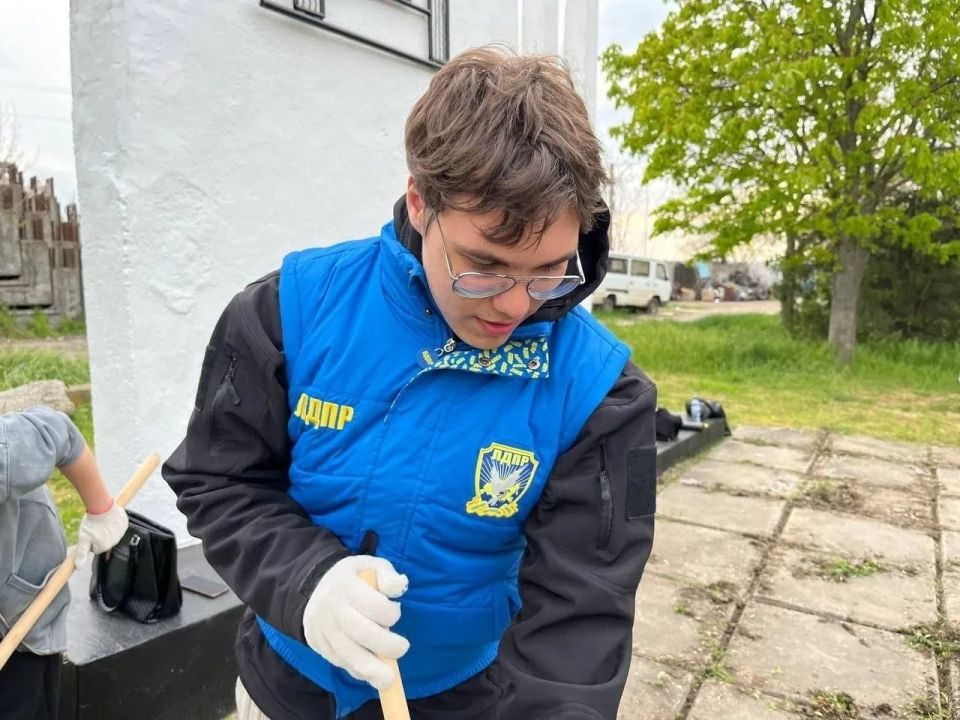 В Геническе в праздник Весны и Труда команда активистов провела субботник у памятника воинам-водителям В Геническе в праздник Весны и Труда команда активистов провела субботник у памятника воинам-водителям