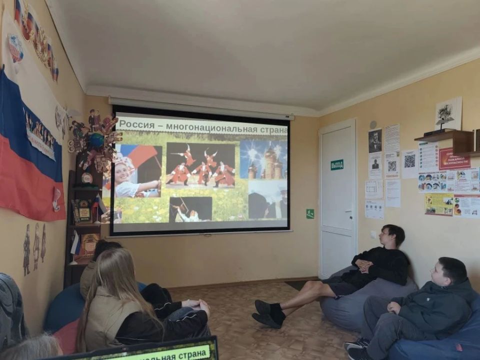 В Тавричанской библиотеке ко Дню коренных народов прошел час общения «Мы — жители многонационального края» В Тавричанской библиотеке ко Дню коренных народов прошел час общения «Мы — жители многонационального края»