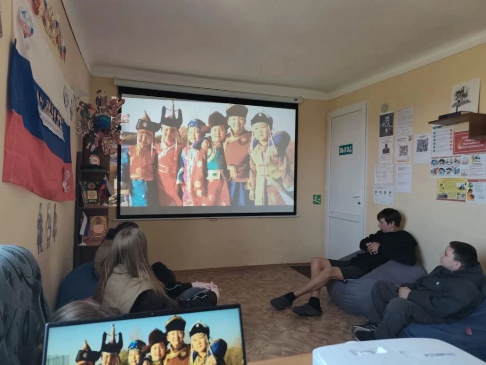 В Тавричанской библиотеке ко Дню коренных народов прошел час общения «Мы — жители многонационального края» В Тавричанской библиотеке ко Дню коренных народов прошел час общения «Мы — жители многонационального края»