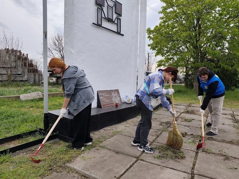 В Геническе в праздник Весны и Труда команда активистов провела субботник у памятника воинам-водителям В Геническе в праздник Весны и Труда команда активистов провела субботник у памятника воинам-водителям