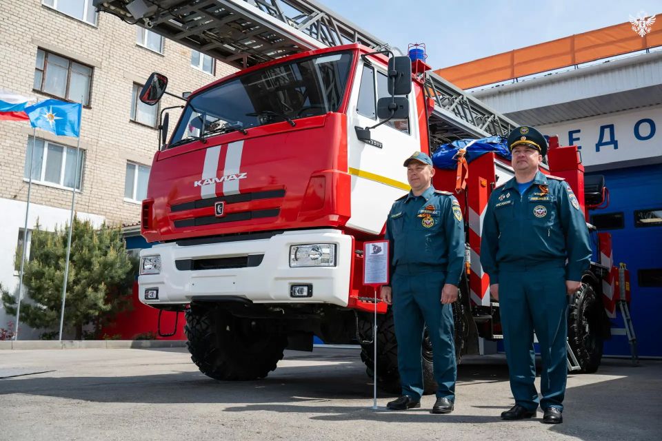 В Геническе установили монумент легендарной пожарной автоцистерны В Геническе установили монумент легендарной пожарной автоцистерны