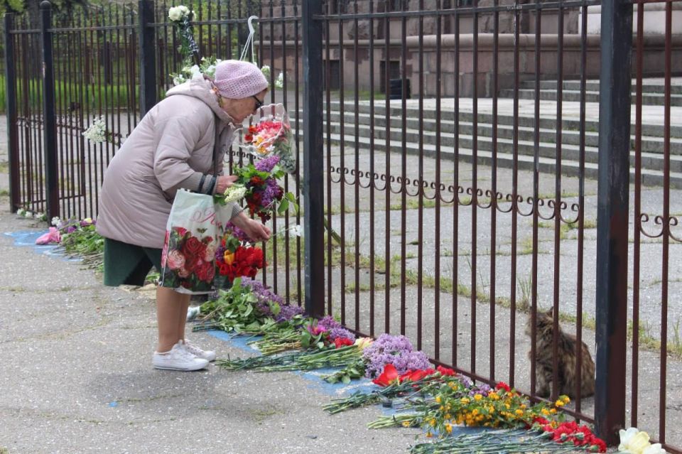 Площадь Куликово поле в Одессе, у Дома профсоюзов, сегодня с утра под усиленной охраной – здесь дежурят полиция и Национальная гвардия Площадь Куликово поле в Одессе, у Дома профсоюзов, сегодня с утра под усиленной охраной – здесь дежурят полиция и Национальная гвардия