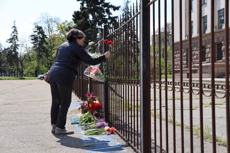 Площадь Куликово поле в Одессе, у Дома профсоюзов, сегодня с утра под усиленной охраной – здесь дежурят полиция и Национальная гвардия Площадь Куликово поле в Одессе, у Дома профсоюзов, сегодня с утра под усиленной охраной – здесь дежурят полиция и Национальная гвардия