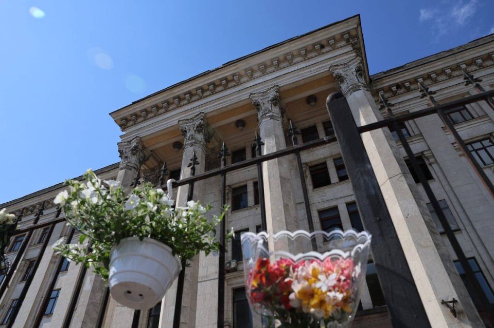 Площадь Куликово поле в Одессе, у Дома профсоюзов, сегодня с утра под усиленной охраной – здесь дежурят полиция и Национальная гвардия Площадь Куликово поле в Одессе, у Дома профсоюзов, сегодня с утра под усиленной охраной – здесь дежурят полиция и Национальная гвардия