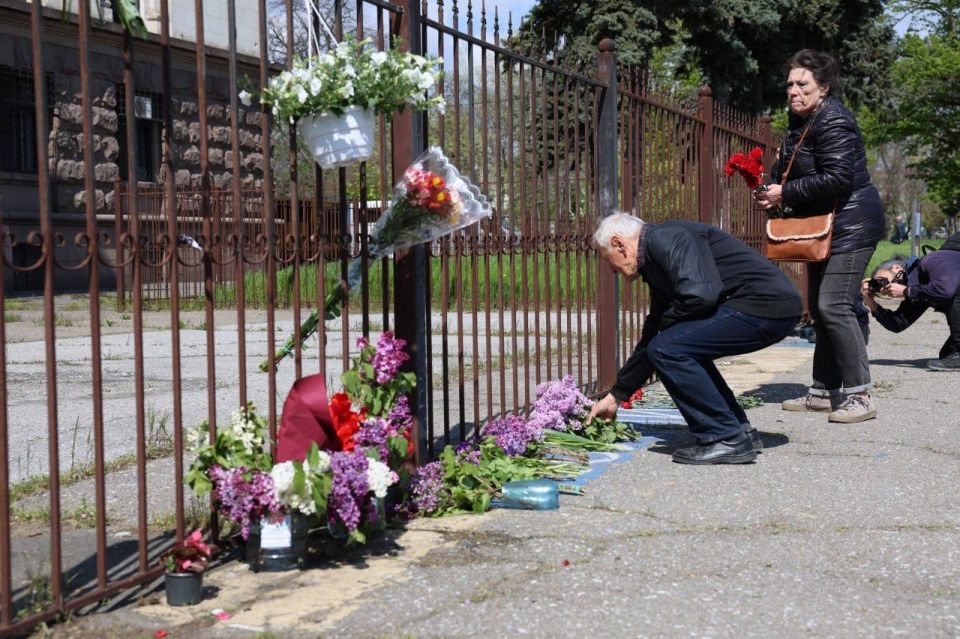 Площадь Куликово поле в Одессе, у Дома профсоюзов, сегодня с утра под усиленной охраной – здесь дежурят полиция и Национальная гвардия Площадь Куликово поле в Одессе, у Дома профсоюзов, сегодня с утра под усиленной охраной – здесь дежурят полиция и Национальная гвардия