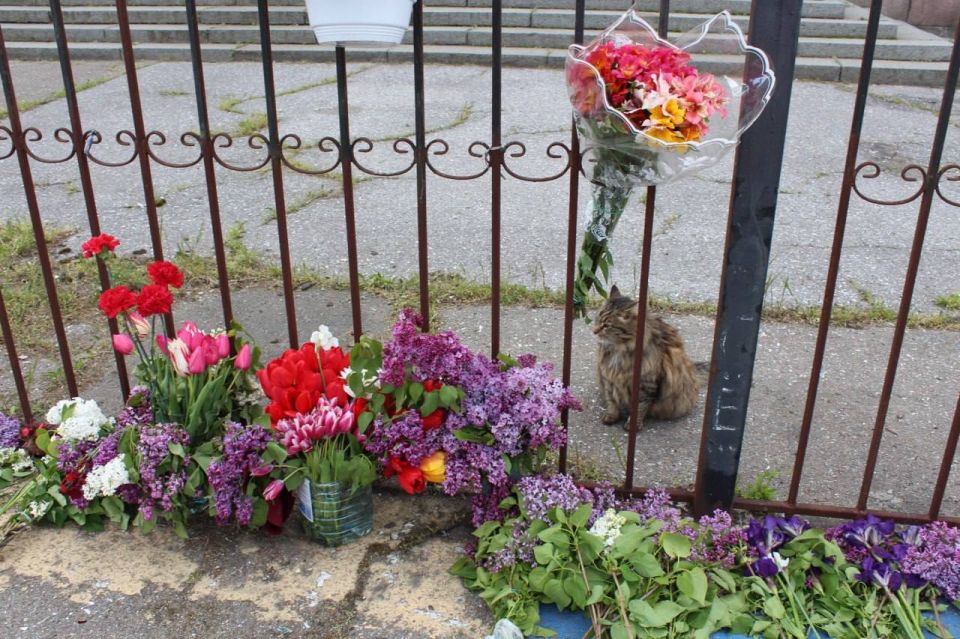 Площадь Куликово поле в Одессе, у Дома профсоюзов, сегодня с утра под усиленной охраной – здесь дежурят полиция и Национальная гвардия Площадь Куликово поле в Одессе, у Дома профсоюзов, сегодня с утра под усиленной охраной – здесь дежурят полиция и Национальная гвардия