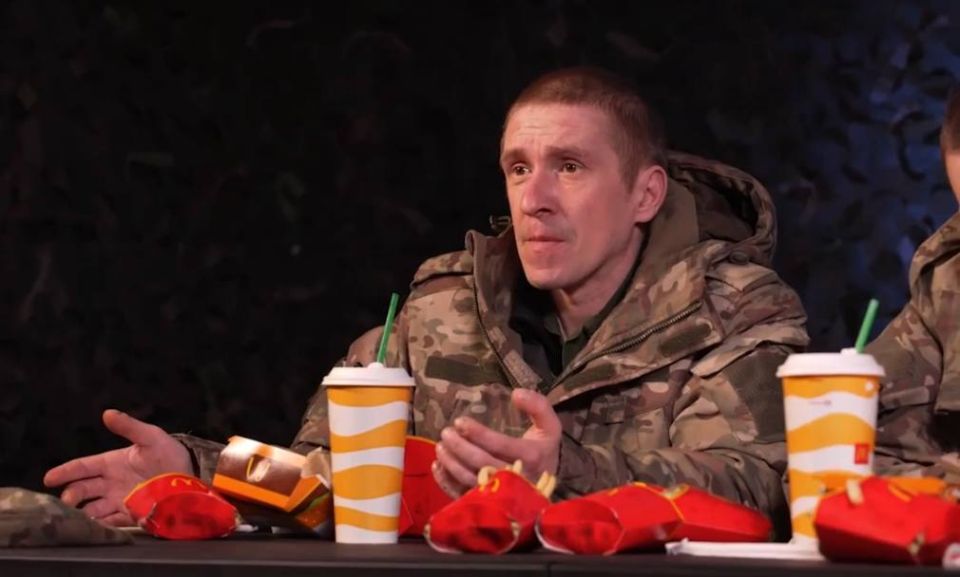Утверждается, что это российские бойцы из 331-го и 217-го полков 98 парашютно-десантной дивизии РФ, взятые в плен возле кафе «Наири» в районе Антоновского моста Утверждается, что это российские бойцы из 331-го и 217-го полков 98 парашютно-десантной дивизии РФ, взятые в плен возле кафе «Наири» в районе Антоновского моста
