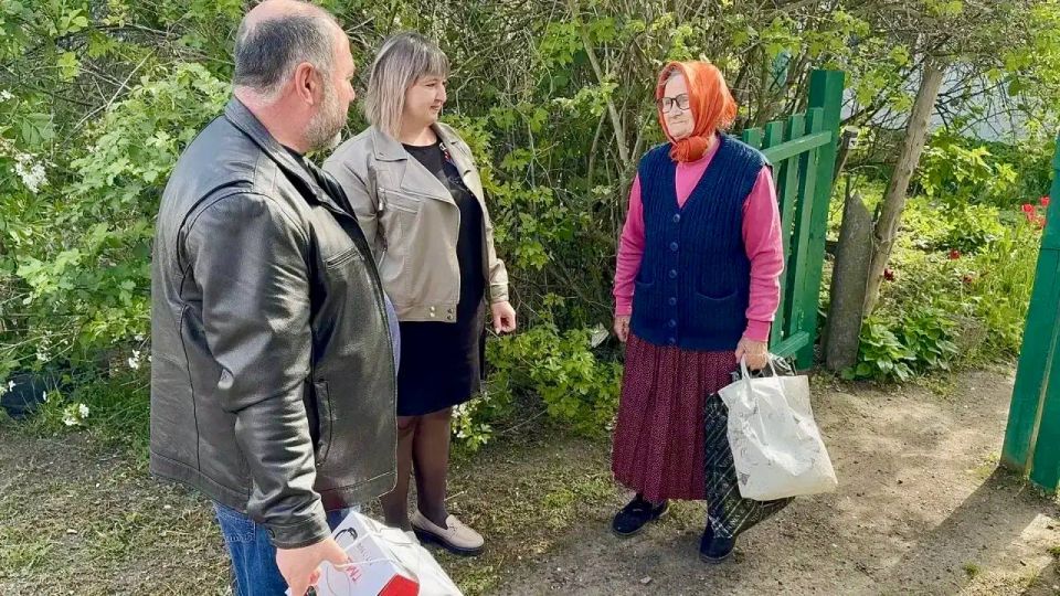По моему поручению помощник Сервер Ислямов поздравил с наступающим Днём Победы жительницу села Новый Труд — Рудоманову Альбину Брониславовну (06.10.1942) По моему поручению помощник Сервер Ислямов поздравил с наступающим Днём Победы жительницу села Новый Труд — Рудоманову Альбину Брониславовну (06.10.1942)