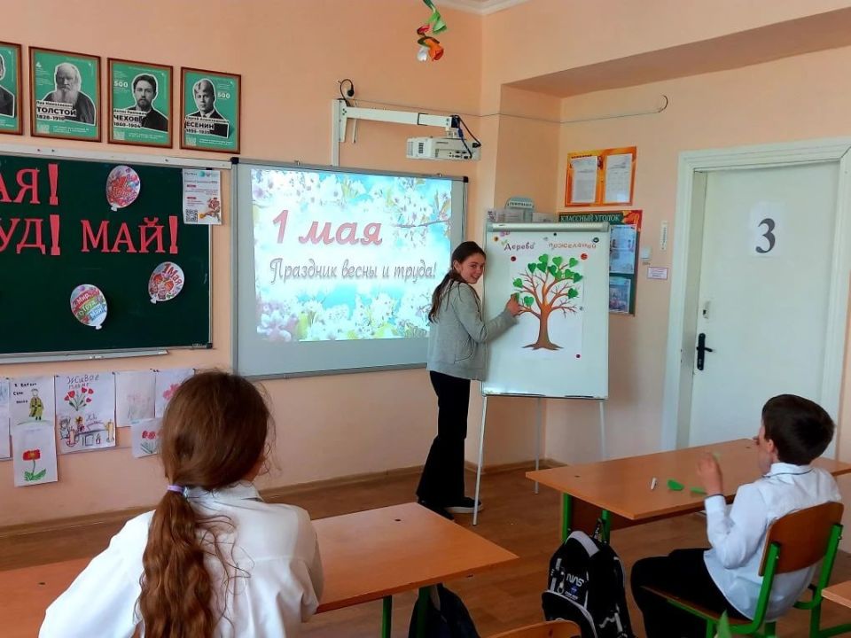 Александр Дудка: Мир, труд, май: информационный час в Приморской школе Александр Дудка: Мир, труд, май: информационный час в Приморской школе