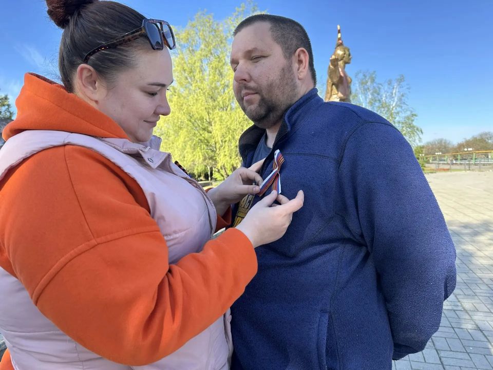 В преддверии Дня Победы сотрудники Тавричанского сельского Дома культуры провели патриотическую акцию "Георгиевская ленточка" В преддверии Дня Победы сотрудники Тавричанского сельского Дома культуры провели патриотическую акцию "Георгиевская ленточка"
