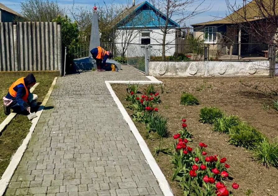 По поручению губернатора Херсонской области, секретаря партии «Единая Россия» Владимира Васильевича Сальдо, в преддверии Дня Победы — 9 мая — ведётся системная работа по приведению в порядок мемориалов на территории региона По поручению губернатора Херсонской области, секретаря партии «Единая Россия» Владимира Васильевича Сальдо, в преддверии Дня Победы — 9 мая — ведётся системная работа по приведению в порядок мемориалов на территории региона