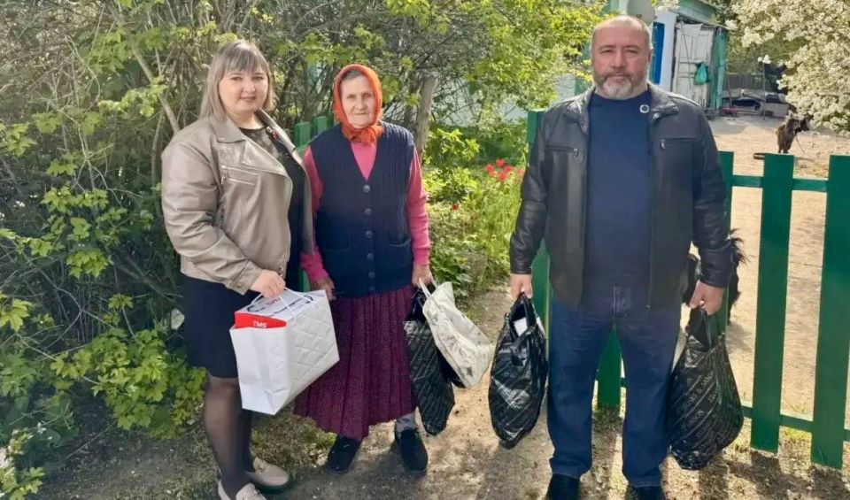 По моему поручению помощник Сервер Ислямов поздравил с наступающим Днём Победы жительницу села Новый Труд — Рудоманову Альбину Брониславовну (06.10.1942) По моему поручению помощник Сервер Ислямов поздравил с наступающим Днём Победы жительницу села Новый Труд — Рудоманову Альбину Брониславовну (06.10.1942)