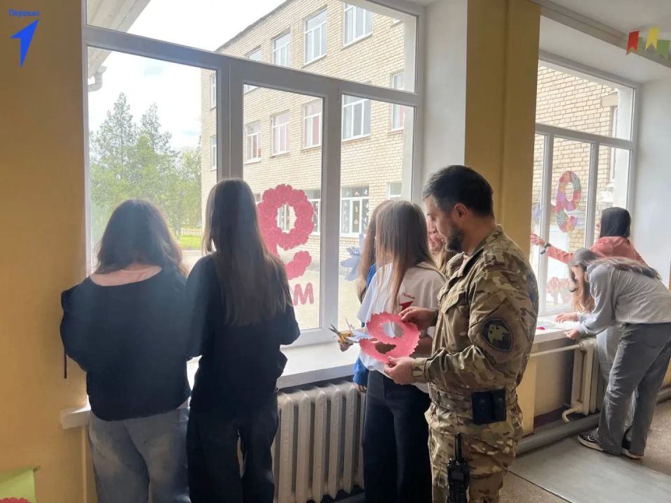 Первые продолжают украшать окна своих школ ко Дню Победы Первые продолжают украшать окна своих школ ко Дню Победы