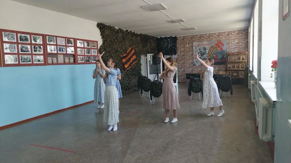 В Асканийской школе Чаплинского округа открыли 31-ю "Парту Героя" в Херсонской области В Асканийской школе Чаплинского округа открыли 31-ю "Парту Героя" в Херсонской области