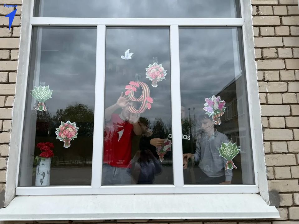 Первые продолжают украшать окна своих школ ко Дню Победы Первые продолжают украшать окна своих школ ко Дню Победы