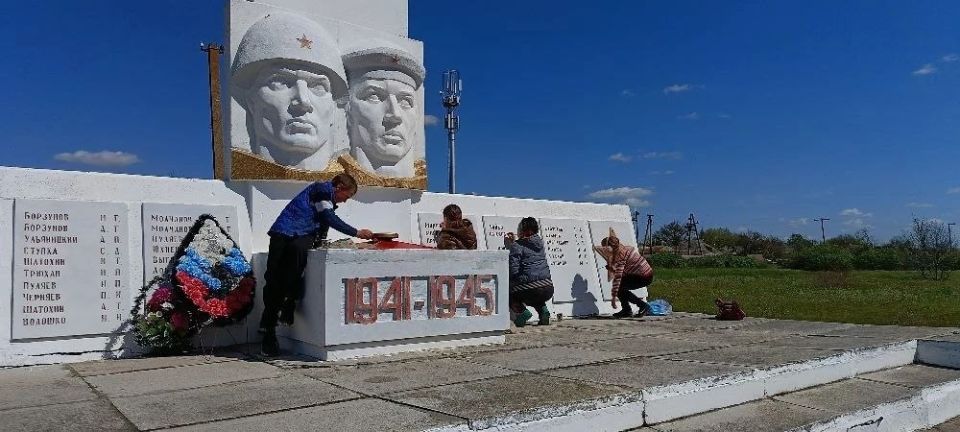 В селе Семеновка Каховского округа в преддверии Дня Победы привели в порядок памятник погибшим землякам и убрали прилегающую территорию В селе Семеновка Каховского округа в преддверии Дня Победы привели в порядок памятник погибшим землякам и убрали прилегающую территорию