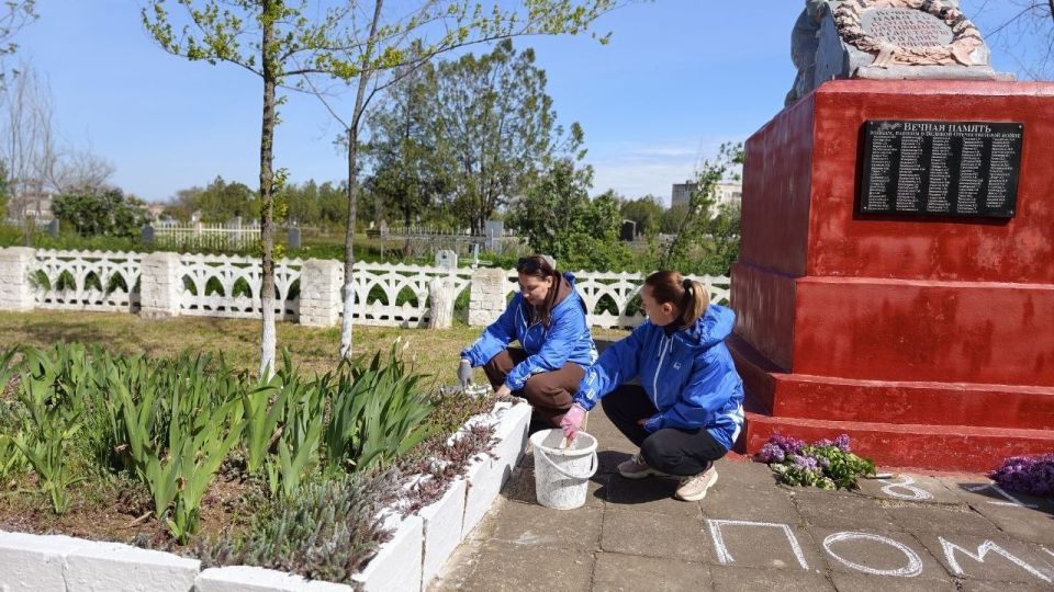 Ольга Осипенко: В рамках акции «Единой России» «Историческая память» привели в порядок памятник на кладбище воинов Советской Армии в Новотроицком Ольга Осипенко: В рамках акции «Единой России» «Историческая память» привели в порядок памятник на кладбище воинов Советской Армии в Новотроицком