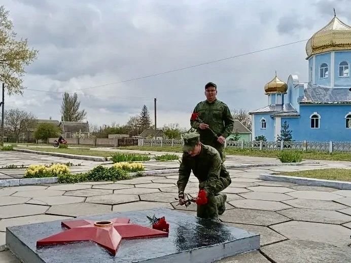 Офицеры СУ СК России по Херсонской области приняли участие в уборке территории памятного места региона Офицеры СУ СК России по Херсонской области приняли участие в уборке территории памятного места региона