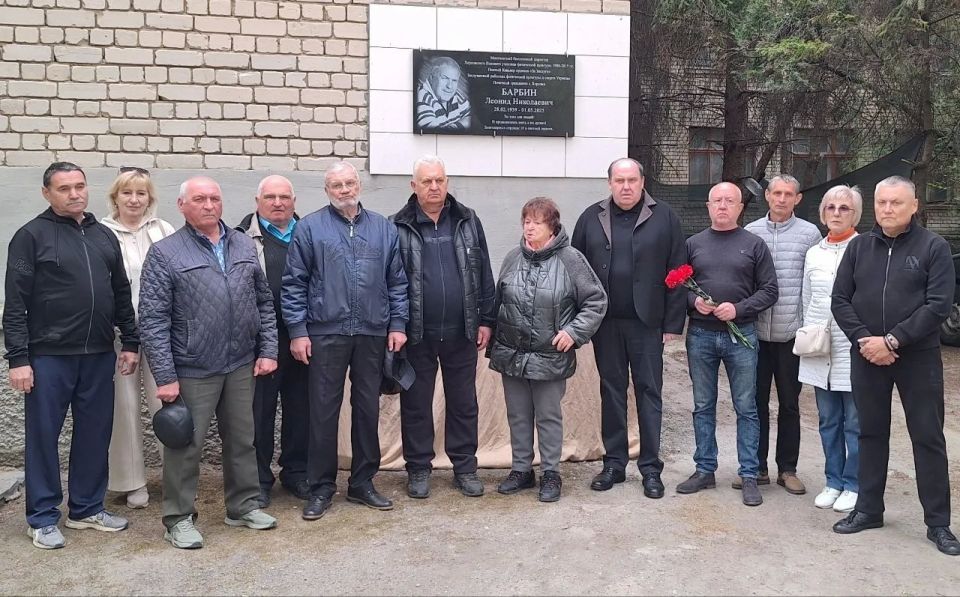 Татьяна Томилина: Мемориальная доска памяти Леонида Николаевича Барбина установлена на фасаде спортивного колледжа в Скадовске Татьяна Томилина: Мемориальная доска памяти Леонида Николаевича Барбина установлена на фасаде спортивного колледжа в Скадовске