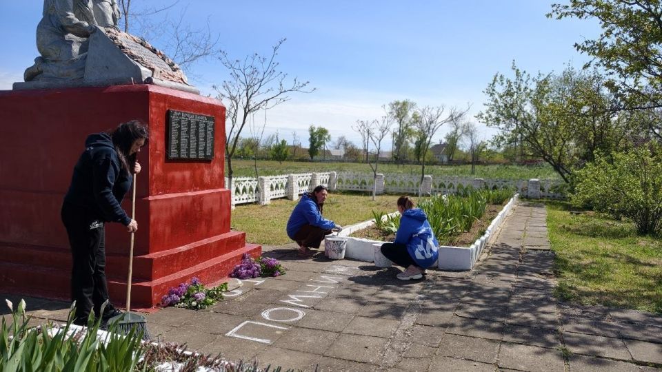 Ольга Осипенко: В рамках акции «Единой России» «Историческая память» привели в порядок памятник на кладбище воинов Советской Армии в Новотроицком Ольга Осипенко: В рамках акции «Единой России» «Историческая память» привели в порядок памятник на кладбище воинов Советской Армии в Новотроицком