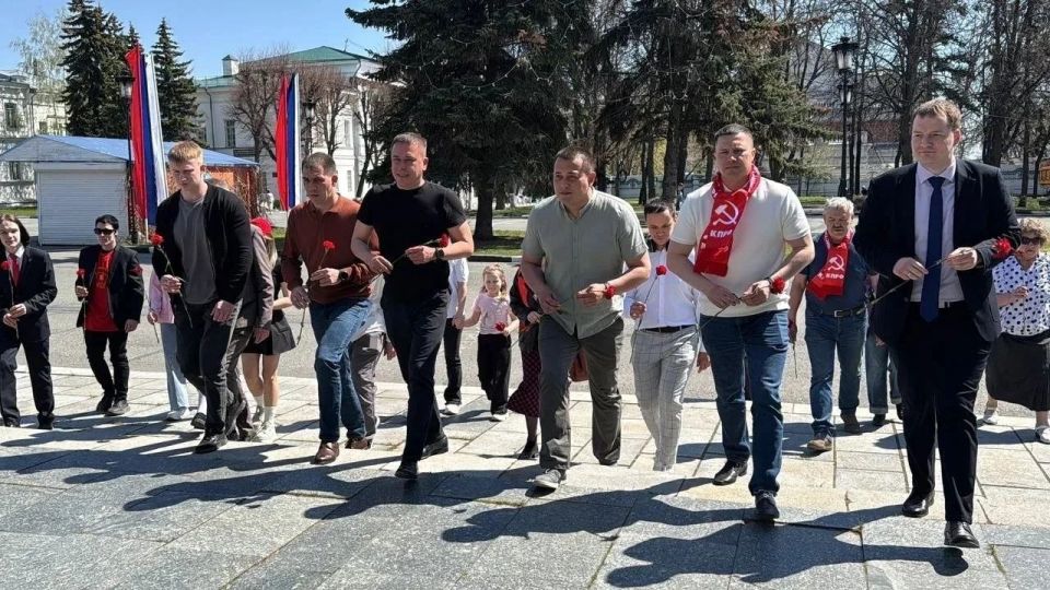 Первый секретарь Херсонского областного комитета КПРФ Рамиль Замалетдинов вместе с товарищами принял участие в торжественном возложении цветов к памятнику Карлу Марксу в Ульяновске Первый секретарь Херсонского областного комитета КПРФ Рамиль Замалетдинов вместе с товарищами принял участие в торжественном возложении цветов к памятнику Карлу Марксу в Ульяновске
