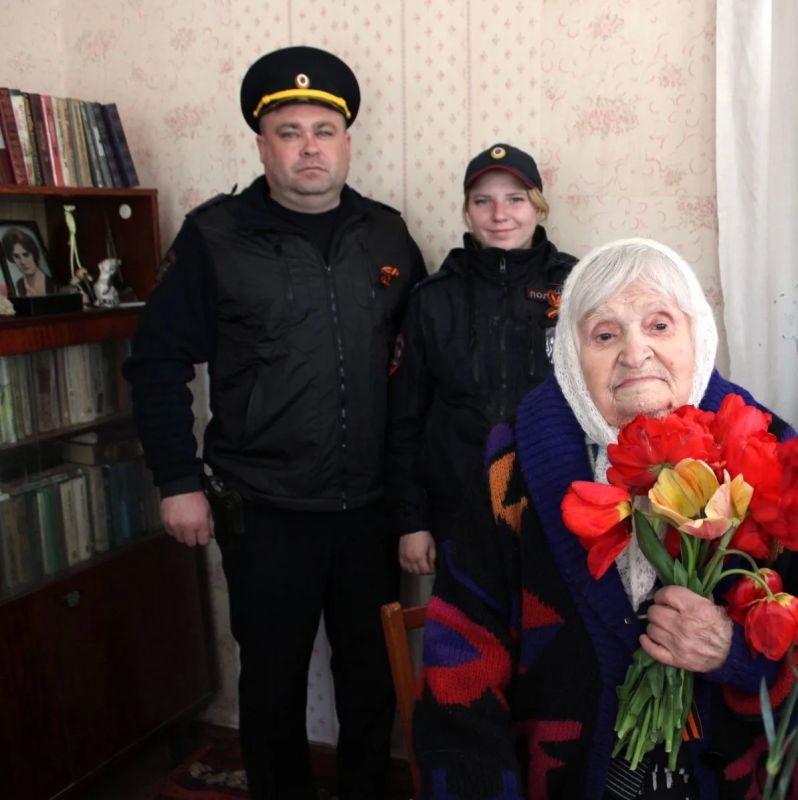 Транспортные полицейские Херсона поздравили ветеранов Великой Отечественной войны с наступающим Днём Победы Транспортные полицейские Херсона поздравили ветеранов Великой Отечественной войны с наступающим Днём Победы