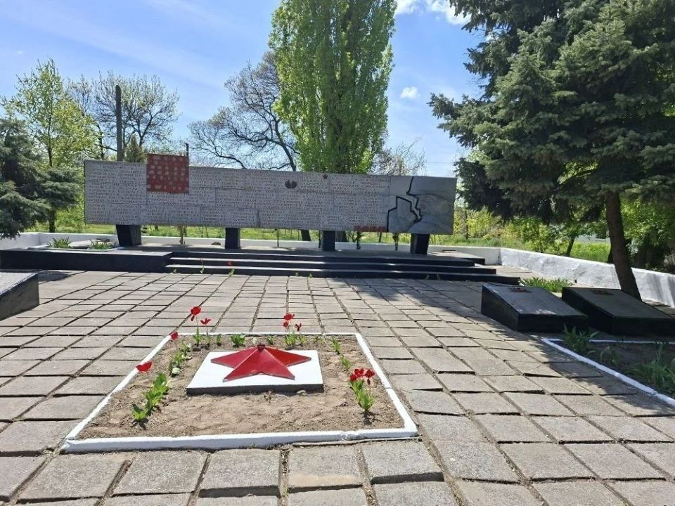 Ученики ГБОУ ХО «Красненская школа Скадовского района» провели уборку территории Обелиска воинамодносельчанам, погибшим в годы Великой Отечественной войны Ученики ГБОУ ХО «Красненская школа Скадовского района» провели уборку территории Обелиска воинамодносельчанам, погибшим в годы Великой Отечественной войны