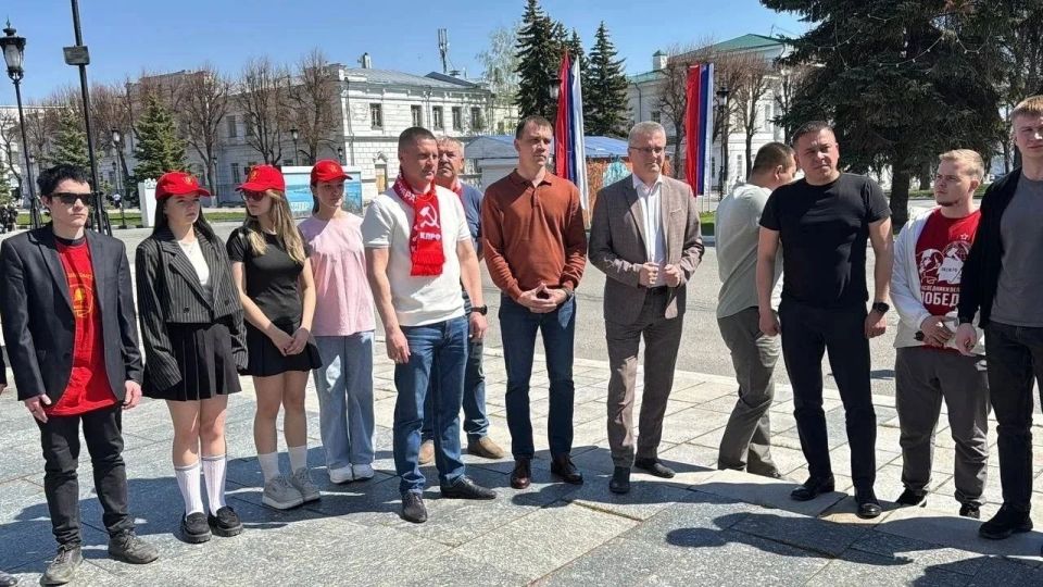Первый секретарь Херсонского областного комитета КПРФ Рамиль Замалетдинов вместе с товарищами принял участие в торжественном возложении цветов к памятнику Карлу Марксу в Ульяновске Первый секретарь Херсонского областного комитета КПРФ Рамиль Замалетдинов вместе с товарищами принял участие в торжественном возложении цветов к памятнику Карлу Марксу в Ульяновске