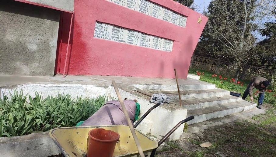 Память героев жива: благоустройство мемориалов к Дню Победы Память героев жива: благоустройство мемориалов к Дню Победы