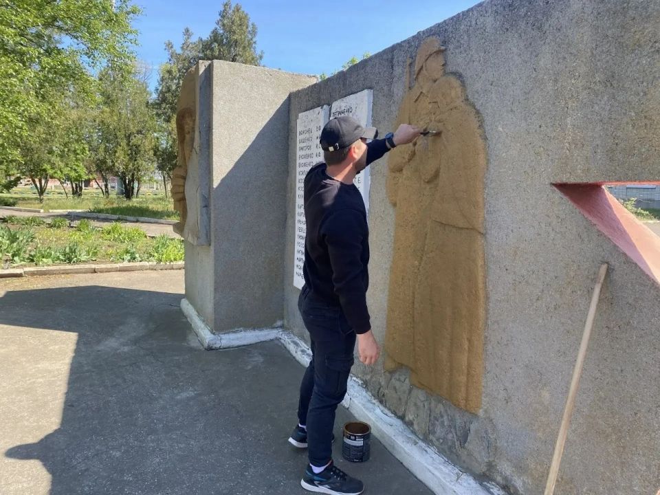 В селе Новокаменка прошел субботник по уборке территории и благоустройству памятников воинам, павшим в Великой Отечественной войне В селе Новокаменка прошел субботник по уборке территории и благоустройству памятников воинам, павшим в Великой Отечественной войне