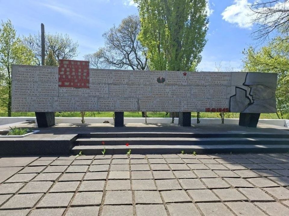 Ученики ГБОУ ХО «Красненская школа Скадовского района» провели уборку территории Обелиска воинамодносельчанам, погибшим в годы Великой Отечественной войны Ученики ГБОУ ХО «Красненская школа Скадовского района» провели уборку территории Обелиска воинамодносельчанам, погибшим в годы Великой Отечественной войны