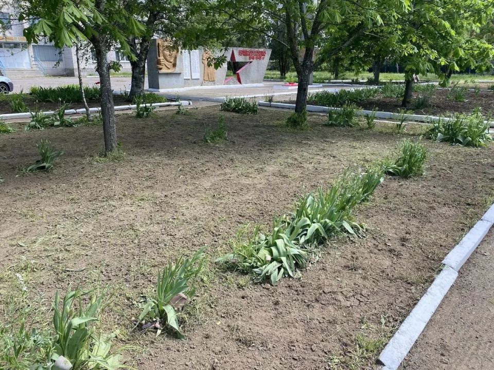 В селе Новокаменка прошел субботник по уборке территории и благоустройству памятников воинам, павшим в Великой Отечественной войне В селе Новокаменка прошел субботник по уборке территории и благоустройству памятников воинам, павшим в Великой Отечественной войне