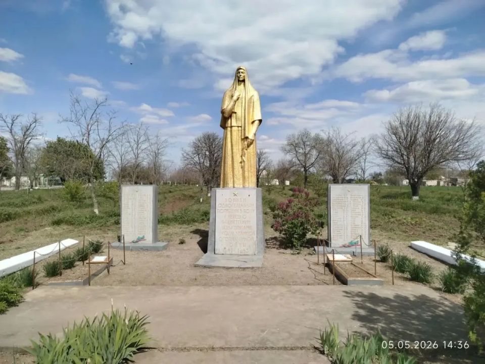 В селе Шотовка мемориал «Скорбящая Мать» снова выглядит достойно и ухоженно В селе Шотовка мемориал «Скорбящая Мать» снова выглядит достойно и ухоженно