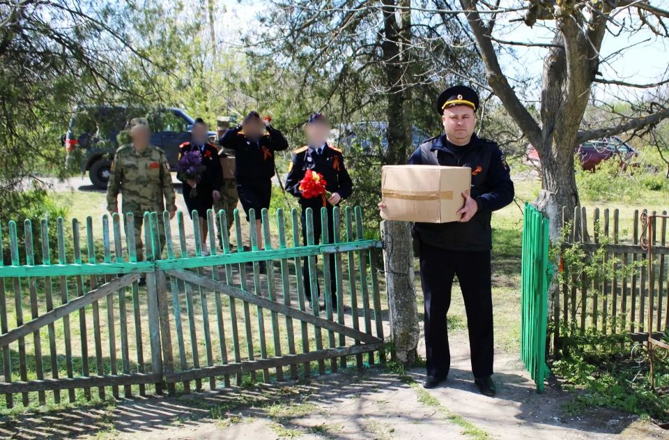 Транспортные полицейские Херсона поздравили ветеранов Великой Отечественной войны с наступающим Днём Победы Транспортные полицейские Херсона поздравили ветеранов Великой Отечественной войны с наступающим Днём Победы