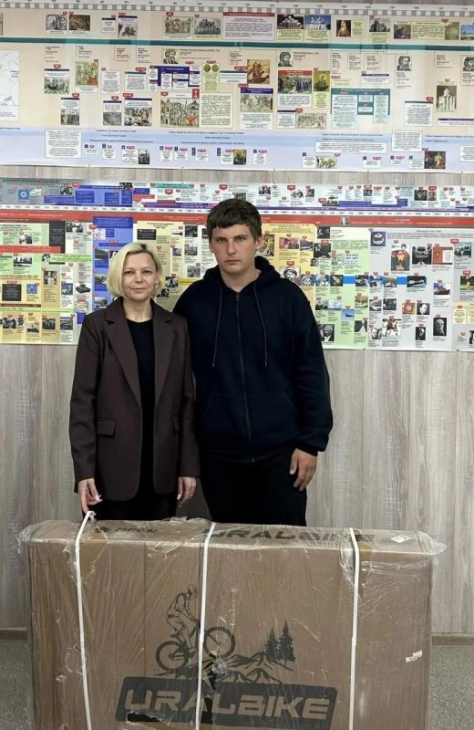 Волшебство на «Ёлке желаний»: глава Чаплинского муниципального округа вручила детям подарки от шеф-региона Волшебство на «Ёлке желаний»: глава Чаплинского муниципального округа вручила детям подарки от шеф-региона