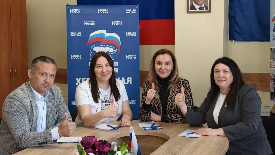 Ольга Осипенко: Вместе с главой Новотроицкого округа, секретарём местного отделения «Единой России» Евгенией Кузьменко, председателем Совета депутатов Алексеем Козубским и руководителем фракции «Единая Россия» Натальей Чумак... Ольга Осипенко: Вместе с главой Новотроицкого округа, секретарём местного отделения «Единой России» Евгенией Кузьменко, председателем Совета депутатов Алексеем Козубским и руководителем фракции «Единая Россия» Натальей Чумак...