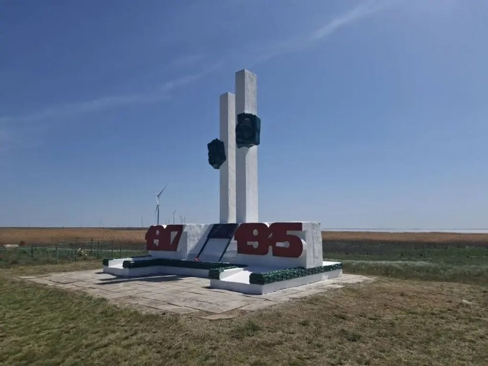 В преддверии Дня Победы в с. Нововладимировка военнослужащие-десантники помогли благоустроить братское захоронение времён ВОВ