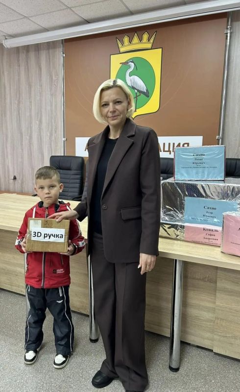 Волшебство на «Ёлке желаний»: глава Чаплинского муниципального округа вручила детям подарки от шеф-региона Волшебство на «Ёлке желаний»: глава Чаплинского муниципального округа вручила детям подарки от шеф-региона