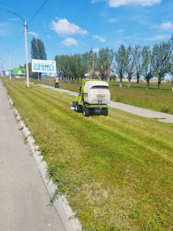 Коммунальные работники Каховки каждое утро выходят на улицы, заботясь о чистоте и благоустройстве города Коммунальные работники Каховки каждое утро выходят на улицы, заботясь о чистоте и благоустройстве города