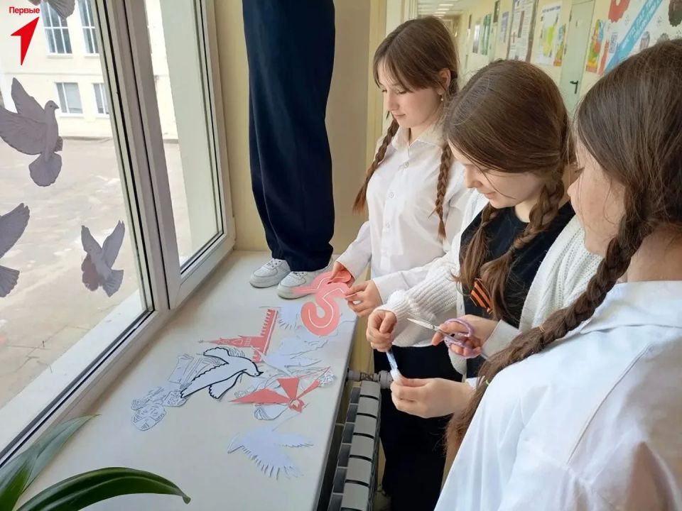 Первые Алешкинского округа присоединились к акции «Окна Победы» Первые Алешкинского округа присоединились к акции «Окна Победы»