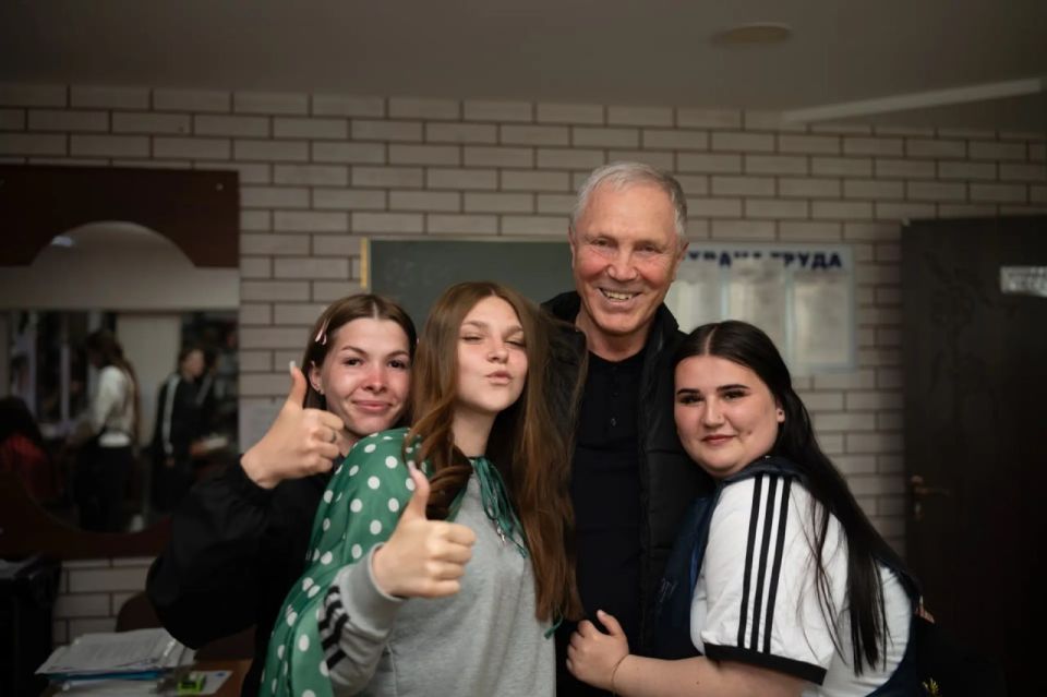 Заместитель руководителя Администрации президента Сергей Кириенко проинспектировал строительный колледж и жилой комплекс в Геническе Заместитель руководителя Администрации президента Сергей Кириенко проинспектировал строительный колледж и жилой комплекс в Геническе