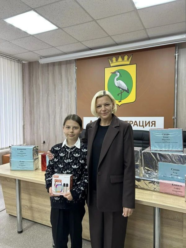 Волшебство на «Ёлке желаний»: глава Чаплинского муниципального округа вручила детям подарки от шеф-региона Волшебство на «Ёлке желаний»: глава Чаплинского муниципального округа вручила детям подарки от шеф-региона