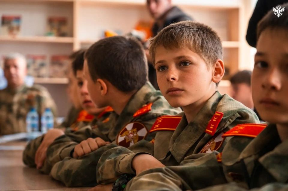 В Генической школе провели круглый стол с соавтором книги «Наследники Победы» В Генической школе провели круглый стол с соавтором книги «Наследники Победы»